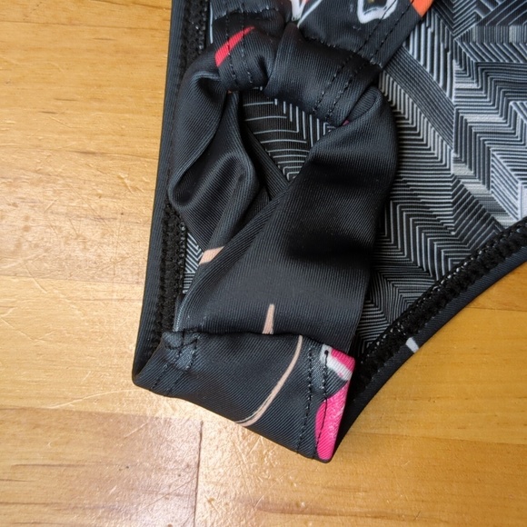 2/$25-Quintsoul Floral Bikini Twist Top Adjustable Straps & Low-rise Bottoms - Picture 15 of 15